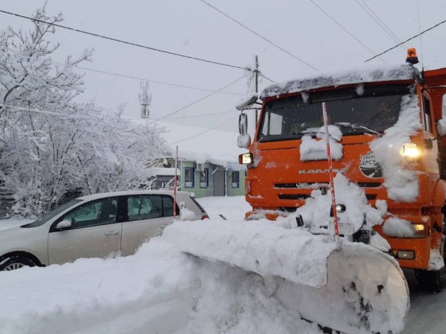 В Краснодаре ликвидируют последствия снегопада